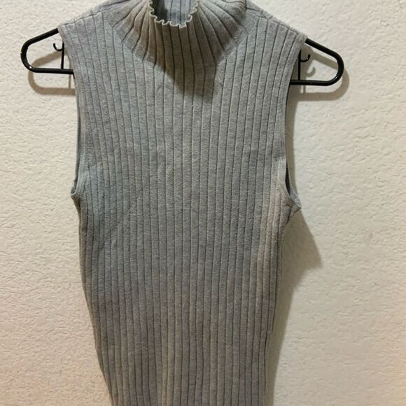 NEIMAN MARCUS gray  ribbed top size M - Picture 1 of 9